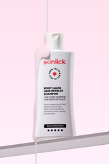Skinlick Root Cause Hair Retreat Shampoo blagi šampon za osjetljivo vlasište u bočici i teksturom proizvoda