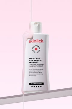Skinlick Root Cause Hair Retreat Shampoo blagi šampon za osjetljivo vlasište u bočici i teksturom proizvoda