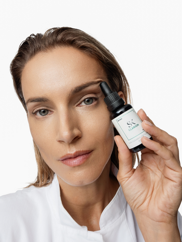 Skintegra Clarion eksfolirajući serum protiv akni i nepravilnosti sa 2% BHA i 4% AHA u bočici sa ženom