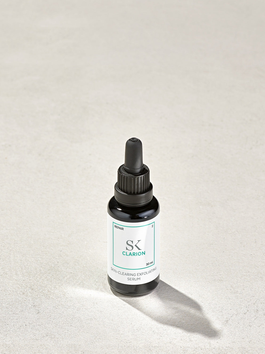 Skintegra Clarion eksfolirajući serum protiv akni i nepravilnosti sa 2% BHA i 4% AHA u bočici